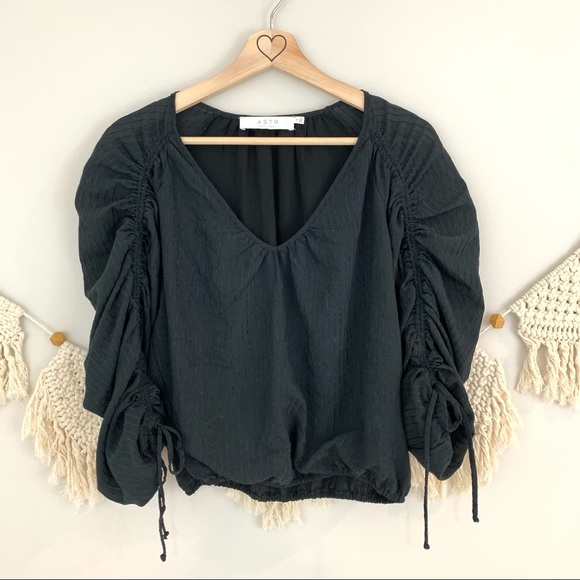 Astr The Label Black Ruched Puff Sleeve Cropped Blouse - Picture 3 of 9